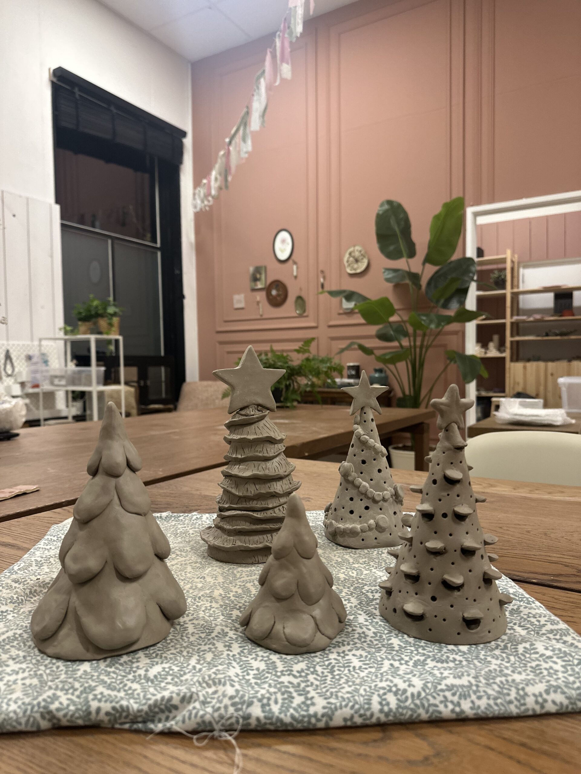 Deel 2 Glazuren Kerstboom van keramiek woensdagmiddag 25 november 15.00-16.30 - Afbeelding 2