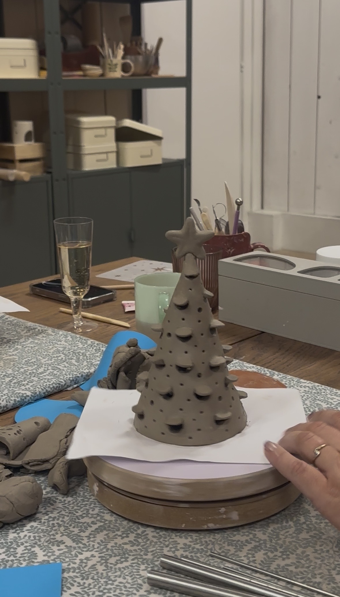 Deel 2 Glazuren Kerstboom van keramiek woensdagmiddag 25 november 15.00-16.30 - Afbeelding 4