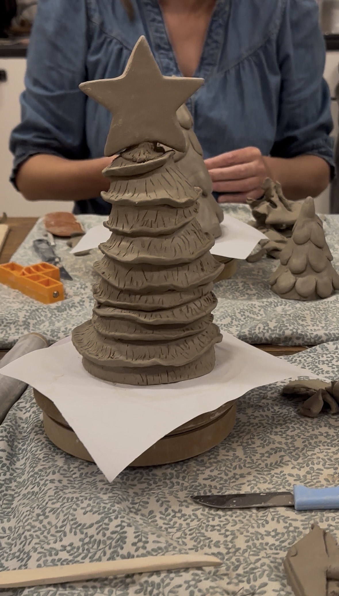 Deel 2 Glazuren Kerstboom van keramiek woensdagmiddag 25 november 15.00-16.30 - Afbeelding 5